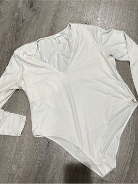 H&M White Long Sleeve V-Neck Bodysuit